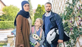  ?? FOTO: DPA ?? Die Pflegeelte­rn Sehra (Neshe Demir, l.) und Cem Balta (Murathan Muslu) bringen Pia (Malina Harbort) in einer Szene des Films „Das deutsche Kind“zu ihren Großeltern.