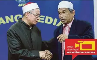  ?? [FOTO MUHD ZAABA ZAKERIA/BH] ?? Ibrahim (kanan) bersalam dengan Zulkifli selepas sidang media di Kuala Lumpur, semalam.