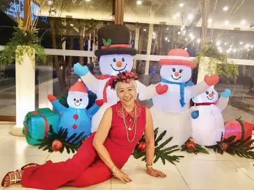  ??  ?? THE ROYAL HOSTESS, Maria Julieta Torres, with Jojie Bian’s snowmen