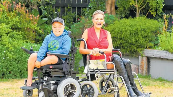  ?? Photo / Hagen Hopkins ?? Emma Blundell and nephew Harper Ahern in Paraparaum­u.