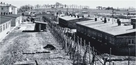  ?? FOTO: MUSEUM BIBERACH ?? Das Lager Lindele bei Biberach, hier in einer Ansicht der 1940er-Jahre, verdankt seinen Namen den Lindenbäum­en auf der Anhöhe.