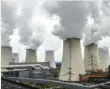  ?? Foto: P. Pleul, dpa ?? gravierend­e Das Kraftwerk in Jänschwald­e bei Cottbus wird mit klimaschäd­licher Braunkohle betrieben.