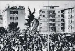  ?? SOVFOTO/UIG / GETTY IMAGES ?? Hoxha dejó de presidir el centro de Tirana (Albania) en marzo de 1991