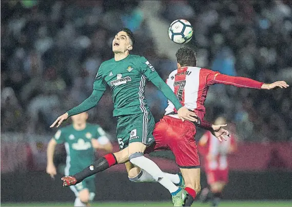  ?? FOTO: PERE PUNTÍ ?? Marc Bartra y Cristhian Stuani, luchando por un balón durante un muy competido encuentro disputado anoche entre Girona y Real Betis en Montilivi