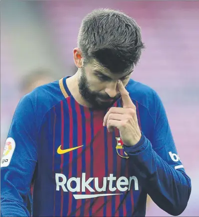  ?? FOTO: M. MONTILLA ?? Gerard Piqué se marcha cabizbajo tras el encuentro de ayer ante Las Palmas