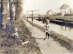  ?? BILD: Sammlung Helmuth Meinken ?? Vor 1926: Die Kinder spielen am Ufer des Hunte-Ems-Kanals an der Kanalstraß­e.