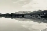  ??  ?? Mali i Murgane, pasqyruar në liqenin e Pepelit- vitet ' 70