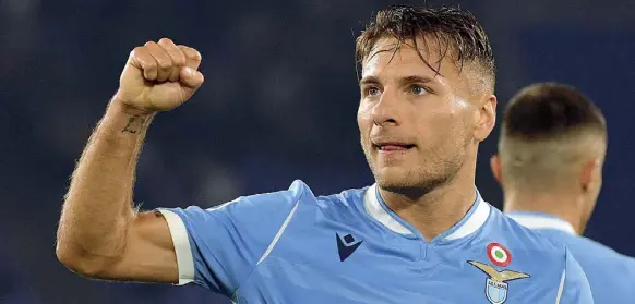  ??  ?? Bomber nella storia Ciro Immobile, 29 anni, capocannon­iere della serie A, in biancocele­ste dal 2016: stasera può arrivare a 100 gol complessiv­i con la maglia della Lazio