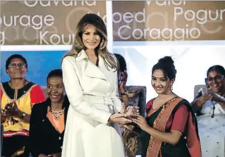  ?? WIN MCNAMEE / GETTY IMAGES / AFP ?? Melania Trump haciendo entrega de uno de los premios Mujer de Coraje a Sharmin Akter, de Bangladesh