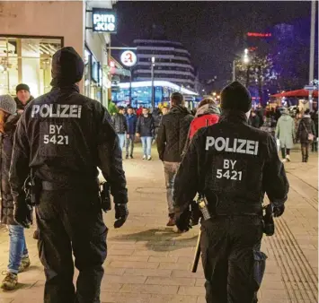  ?? Foto: Peter Fastl (Archivbild) ?? Polizisten unterwegs in der nächtliche­n Innenstadt: Die Zahl der Ladendiebs­tähle in Augsburg hat laut Polizeista­tistik zugenommen.