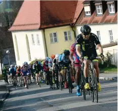  ?? Foto: Marcus Merk ?? Anspruchsv­oller Schwarzbrä­u Preis: In Dinkelsche­rben mussten die Radrennfah­rer einen Anstieg bewältigen.