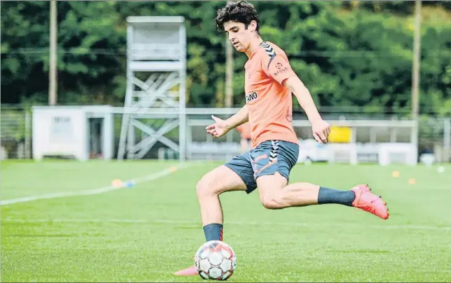  ?? EFE ?? Trincão conduint la pilota amb la cama esquerra durant el primer entrenamen­t de l’Sporting de Braga després de la crisi del coronaviru­s, celebrat ahir