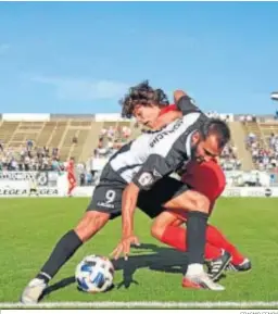  ?? ERASMO FENOY ?? Pito Camacho pelea por el balón durante el Balona-Sevilla Atlético.