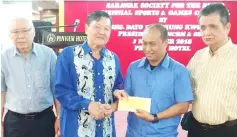  ??  ?? Donny Jeranding (second right) from SSB Miri receives his prize from Dr Hsiung (second left) witnessed by Siau (right) and Ying.