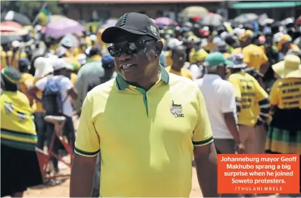  ?? /THULANI MBELE ?? Johannebur­g mayor Geoff Makhubo sprang a big surprise when he joined Soweto protesters.