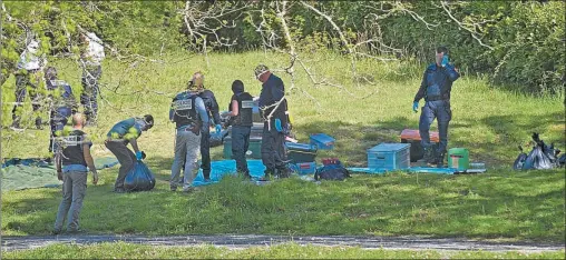  ?? FOTOS: AFP ?? BUSQUEDA. Los policías franceses retiran las armas de uno de los “zulos” o arsenales clandestin­os cuya ubicación reveló el grupo.