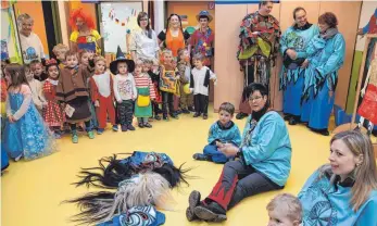  ?? FOTO: ANTON HÖRNLE ?? Gabi Biberach, Zunftmeist­erin der Hauerzer, erzählt den gerade befreiten Kindergart­enkindern, wie die Baadgoisch­d’r entstanden sind.