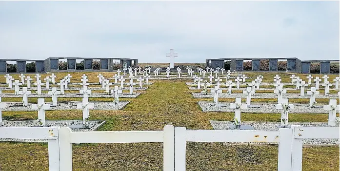  ?? Hugo alconada mon ?? El Cementerio de Darwin constituye el único punto de acuerdo entre británicos y argentinos