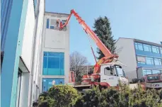  ?? FOTO: GEMEINDE HÜTTLINGEN ?? Bauhofmita­rbeiter haben an der Limeshalle­n-Fassade Nistplätze für Mauersegle­r angebracht.