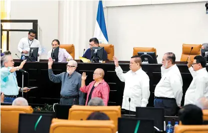  ??  ?? En medio de críticas, cinco notables juraron ayer en Managua como integrante­s de la comisión.