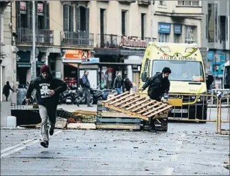  ?? ÀLEX GARCIA ?? A todas horas. Los cortes de tráfico que rodean al campamento están alterando el tráfico de buena parte del Eixample. Los problemas se prolongan durante toda la jornada. Hay vallas y barricadas con desperdici­os en las calzadas