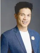  ??  ?? Vin Abrenica serenades shoppers on July 28