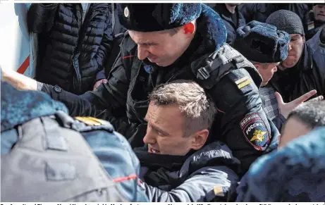  ??  ?? Der Anwalt und Blogger Alexej Nawalny wird in Moskau festgenomm­en. Aber auch in Wladiwosto­k und anderen Städten wurde demonstrie­rt