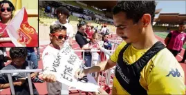  ?? ?? Pendant une grosse heure, les Monégasque­s se sont entraînés devant 300 supporters, hier au Louis-ii. Ils ont fait le plein d’énergie avant leur dernier match à Lens. Wissam Ben Yedder avait un très grand fan en la personne d’ilan, 10 ans.