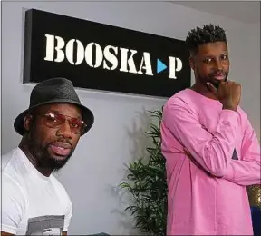  ??  ?? Fif Tobossi (à g.) et Amadou Ba, les cofondateu­rs du site Web Booska-P.