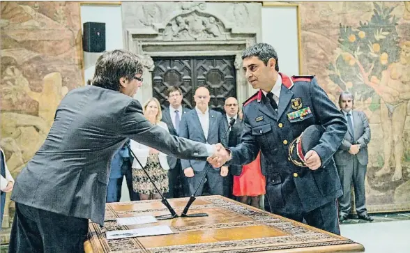  ?? KIM MANRESA ?? El president Carles Puigdemont felicitand­o a Josep Lluís Trapero tras su nombramien­to como nuevo major de los Mossos, ayer en el Palau