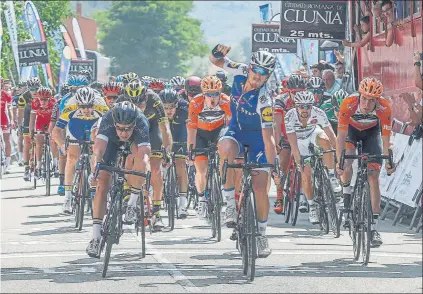  ?? FOTO: EFE ?? El italiano Matteo Trentin se impuso en un ajustado sprint en la localidad de Belorado, en la segunda jornada de la Vuelta a Burgos