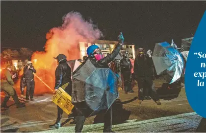  ??  ?? En Brooklyn hubo enfrentami­entos con la policía afuera de las instalacio­nes de la comisaría