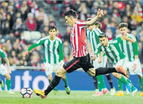  ?? FOTO: J. ECHEVERRIA ?? Otro de penalti Aduriz se dispone a lanzar la pena máxima con la que los rojiblanco­s abrieron anoche el marcador ante el Betis