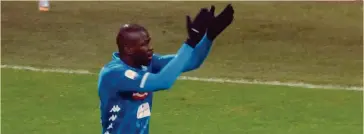  ?? ANSA ?? Cori e stop. Kalidou Koulibaly, vittima di cori razzisti di Inter-Napoli, salterà due giornate: una per l’ammonizion­e, era già diffidato, l’altra per l’applauso all’arbitro