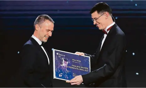  ??  ?? Vítěz Oliver Dlouhý (vlevo) přebírá cenu na včerejším slavnostní­m večeru na pražském Žofíně. 2x foto: Petr Topič, MAFRA