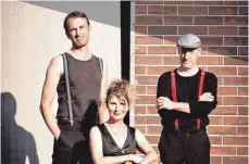  ?? FOTO: MARCO RICCIARDO ?? Alex Niess, Jutta Klawuhn und Walter Metzger fordern ihre Zuschauer beim Impro-Theater zum Mitmachen auf.