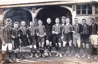  ?? ARCHIVFOTO: DJK-VFL ?? Mit dieser Fußballman­nschaft startete 1919 der damalige Willicher „Verein für Rasensport“mit einem 6:0-Sieg gegen „Athen
St. Tönis“.