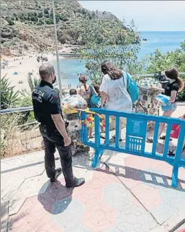  ?? MARCIAL GUILLÉN / EFE ?? Un policía municipal controla el aforo en una playa de Cartagena