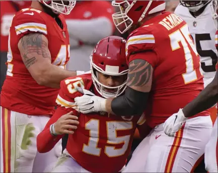  ?? CHARLIE RIEDEL - STAFF, AP ?? Kansas City Chiefs quarterbac­k Patrick Mahomes is held by teammate Mike Remmers, right, after he was injured during the second half of Sunday’s 22-17 win over the Cleveland Browns in Kansas City.