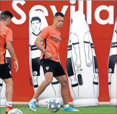  ??  ?? SE APUNTA. Chicharito quiere viajar a Vitoria con el Sevilla.