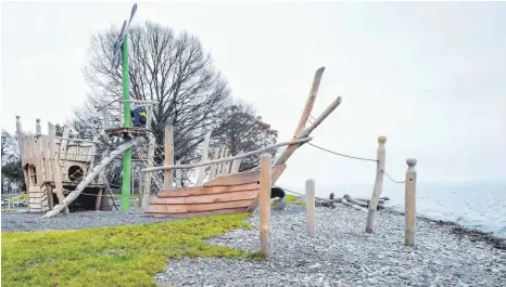  ?? FOTO: AH ?? Bis Ende Januar sollen über den gefrorenen Strandbadb­ereich flachere, gröbere Schüttunge­n in Teilbereic­hen vorgenomme­n werden.