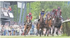  ?? FOTO: MARC RÜHL ?? Spannende Rennen, volle Tribünen: Der Renntag in Güdingen begeistert­e rund 4000 Besucher.