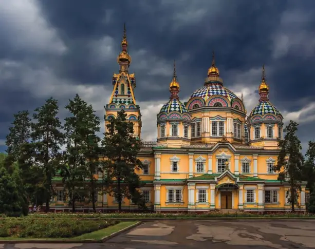  ??  ?? Clockwise, from above: Almaty’s colourful Ascension Cathedral; spice stalls in Almaty’s Green Market recall exotic Far East spices once offered on the Silk Road; a statue memorialis­es the Panfilov Heroes in Panfilov Park; the new Hazrat Sultan mosque...