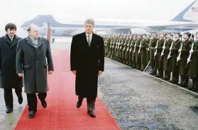  ?? Greg Gibson / Associated Press ?? Belarus leader Stanislav Shushkevic­h welcomes President Bill Clinton at Minsk airport in 1994. Shushkevic­h led the nation to independen­ce in 1991.