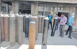  ?? SAMEER SEHGAL/HT ?? Staff checking oxygen cylinders at Government Medical College and Hospital in Amritsar on Saturday.