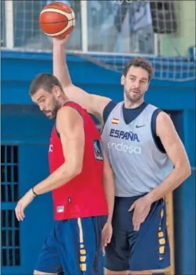  ??  ?? AUSENTES. Marc y Pau Gasol no jugarán las Ventanas.