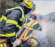  ??  ?? Les soldats du feu sur le terrain. Photo SDIS66.