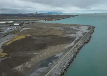  ?? E. JASON WAMBSGANS/CHICAGO TRIBUNE ?? The Army Corps of Engineers confined disposal facility on Lake Michigan sits at the south bank of the Calumet River. Local environmen­tal groups are suing after the Corps reneged on an agreement to stop using the dump to disposed of contaminat­ed sediment dredged from the river.