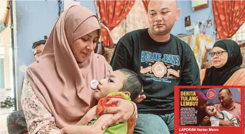  ??  ?? WAN Hasni memangku Ahmad Wafiy yang menghidap penyakit saraf dan tulang lembut ketika berkunjung ke rumah keluargany­a di Kampung Melayu Panchor, semalam. LAPORAN Harian Metro 22 September lalu.