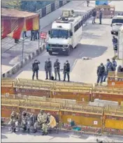  ?? SANJEEV VERMA/HT ?? A day after violence during the farmers’ tractor march, police man a barricade at Ghazipur on Wednesday.